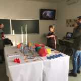 Al centro della sala su un tavolo sono stati posizionati altri modelli: si distinguono i solidi platonici e quelli che descrivono le somme di progressioni